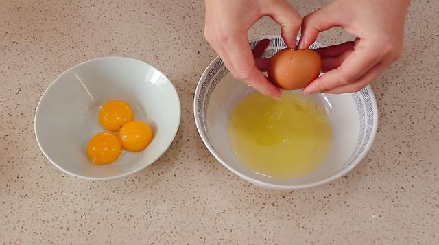 電飯鍋?zhàn)龅案庠鯓幼觯ê?jiǎn)單又好學(xué)的電飯鍋蛋糕的做法）(2)