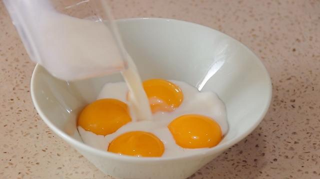電飯鍋?zhàn)龅案庠鯓幼觯ê?jiǎn)單又好學(xué)的電飯鍋蛋糕的做法）(4)