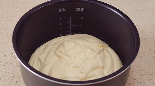 電飯鍋?zhàn)龅案庠鯓幼觯ê?jiǎn)單又好學(xué)的電飯鍋蛋糕的做法）(16)