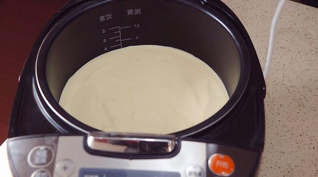 電飯鍋?zhàn)龅案庠鯓幼觯ê?jiǎn)單又好學(xué)的電飯鍋蛋糕的做法）(17)