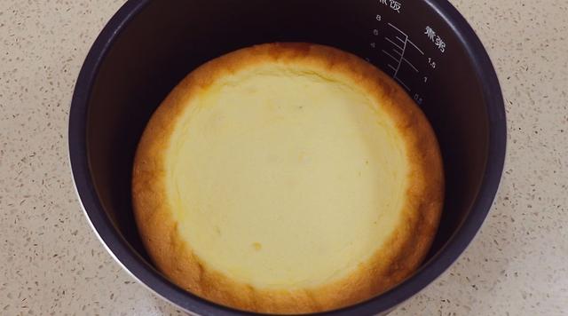 電飯鍋?zhàn)龅案庠鯓幼觯ê?jiǎn)單又好學(xué)的電飯鍋蛋糕的做法）(18)
