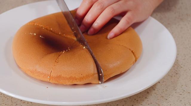 電飯鍋?zhàn)龅案庠鯓幼觯ê?jiǎn)單又好學(xué)的電飯鍋蛋糕的做法）(19)