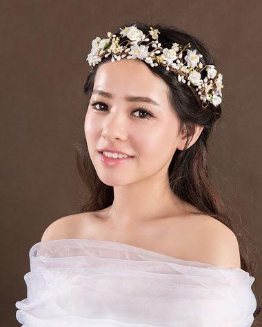 新娘當(dāng)天發(fā)型簡(jiǎn)單大方（13款好看的新娘子卷發(fā)發(fā)型）(1)