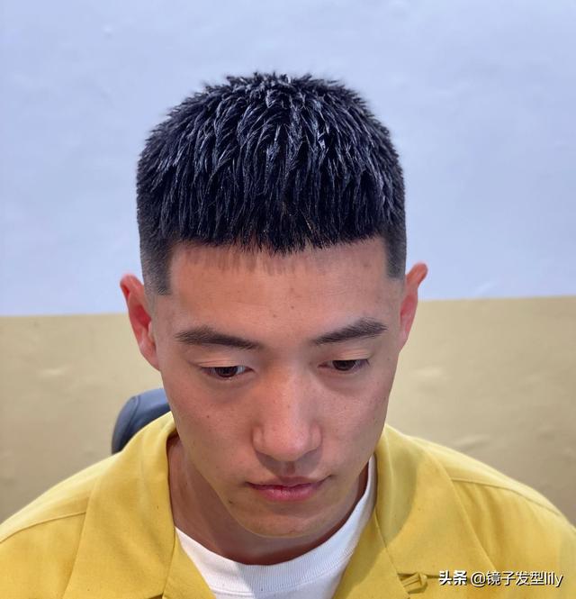 飛機頭發(fā)型怎么弄（男士燙發(fā)超帥短發(fā)飛機頭）(10)
