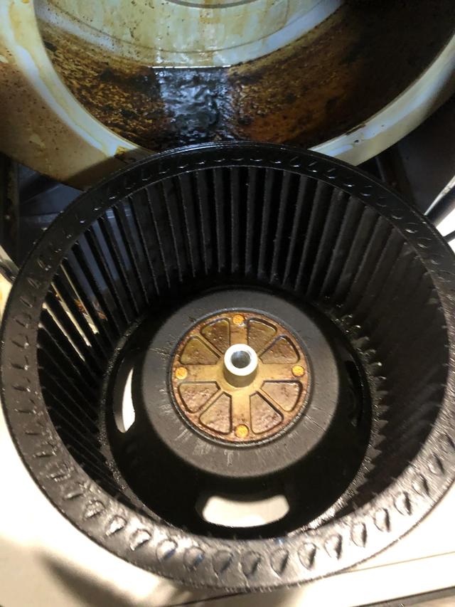 抽油煙機(jī)怎么拆卸清洗（講解抽油煙機(jī)深度拆洗全過(guò)程）(7)