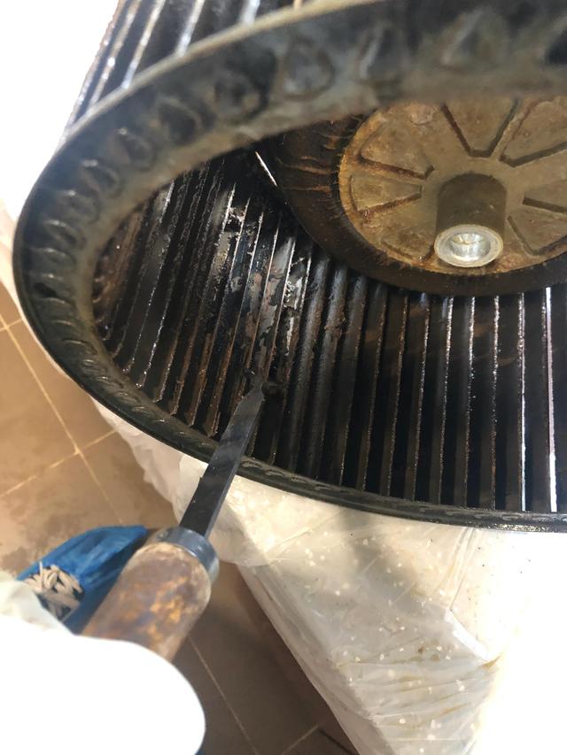 抽油煙機(jī)怎么拆卸清洗（講解抽油煙機(jī)深度拆洗全過(guò)程）(11)