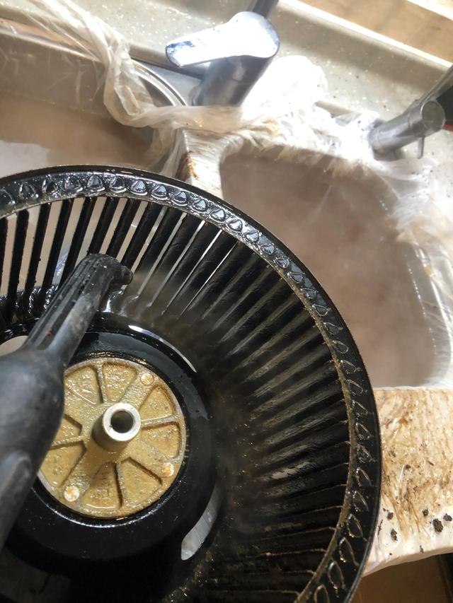 抽油煙機(jī)怎么拆卸清洗（講解抽油煙機(jī)深度拆洗全過(guò)程）(12)