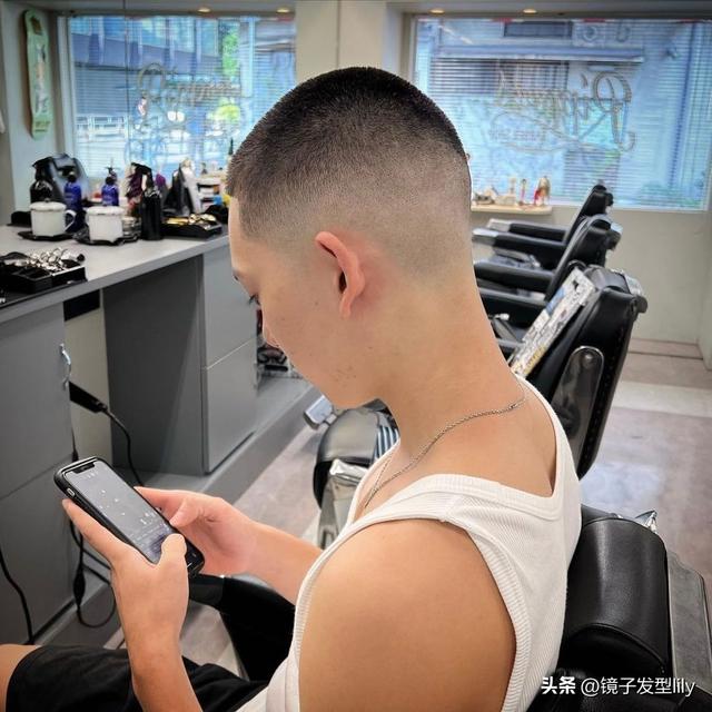 時(shí)尚潮男發(fā)型圖片大全（4種又帥又時(shí)尚的男士發(fā)型）(3)