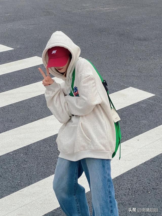 衛(wèi)衣配什么褲子好看（長(zhǎng)衛(wèi)衣配上寬松牛仔褲怎樣穿好看）(6)