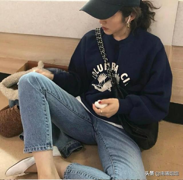 衛(wèi)衣配什么褲子好看（長(zhǎng)衛(wèi)衣配上寬松牛仔褲怎樣穿好看）(7)