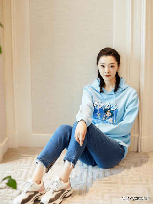 衛(wèi)衣配什么褲子好看（長(zhǎng)衛(wèi)衣配上寬松牛仔褲怎樣穿好看）(8)