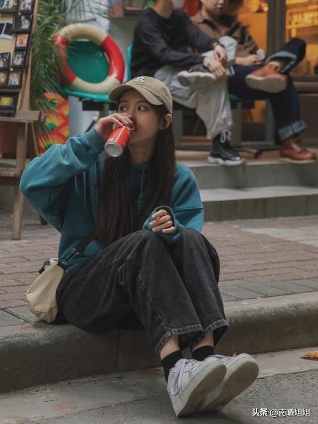 衛(wèi)衣配什么褲子好看（長(zhǎng)衛(wèi)衣配上寬松牛仔褲怎樣穿好看）(12)